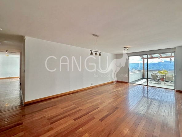 Sala comedor con salida a terraza con pérgola