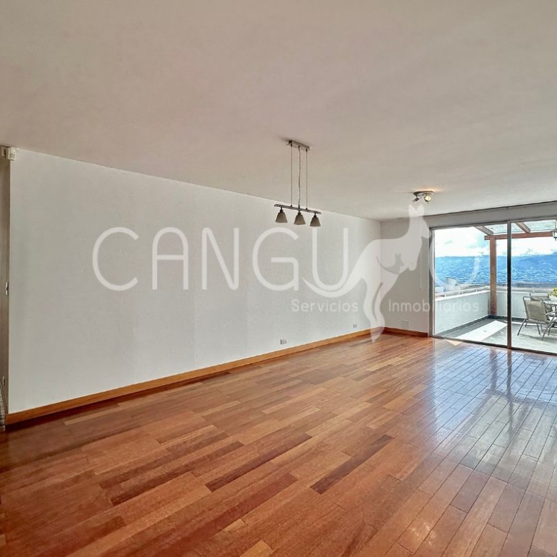 Sala comedor con salida a terraza con pérgola