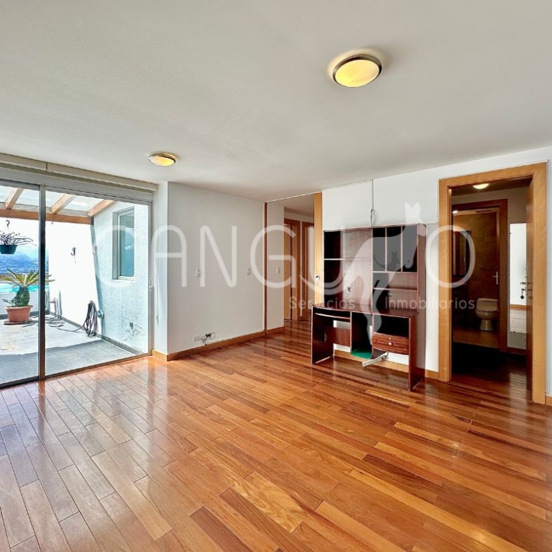 Dormitorio master con terraza privada y baño completo