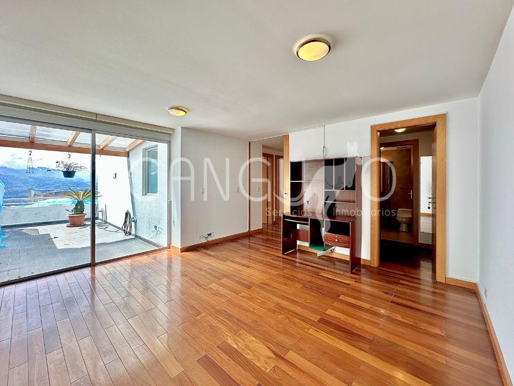 Dormitorio master con terraza privada y baño completo