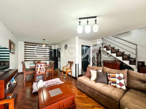 Sala y comedor integrados en casa de tres plantas en Quito