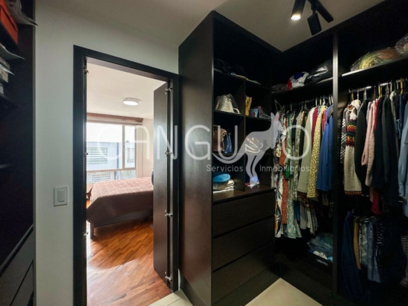 Dormitorio máster con baño privado y walk-in closet