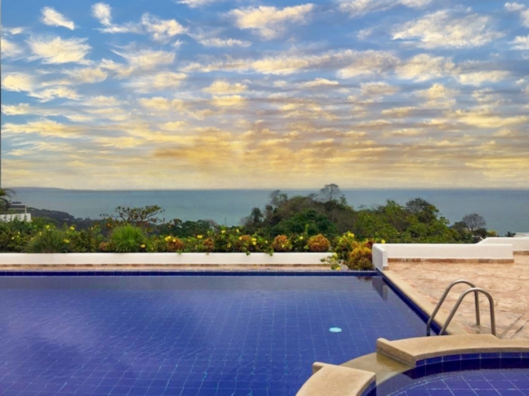 Piscina del conjunto residencial con vista al océano