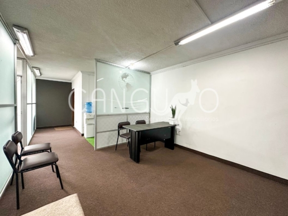 Área de recepción profesional en oficinas Quito