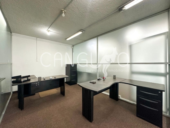 Oficina amoblada con escritorios y sillas en Quito