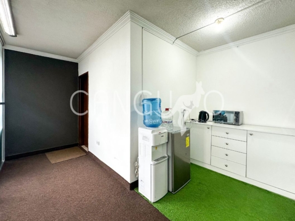 Zona de cafetería compartida en edificio corporativo