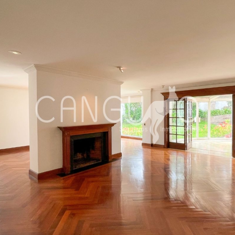 sala-con-chimenea-casa-en-venta-quito