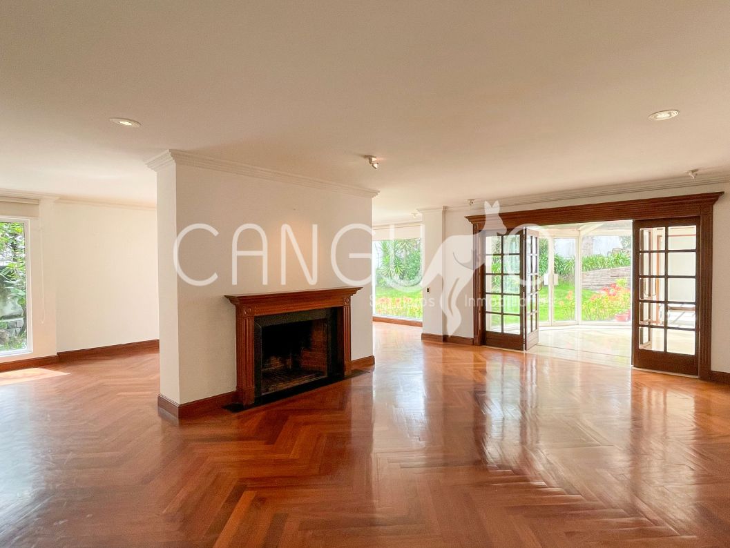 sala-con-chimenea-casa-en-venta-quito