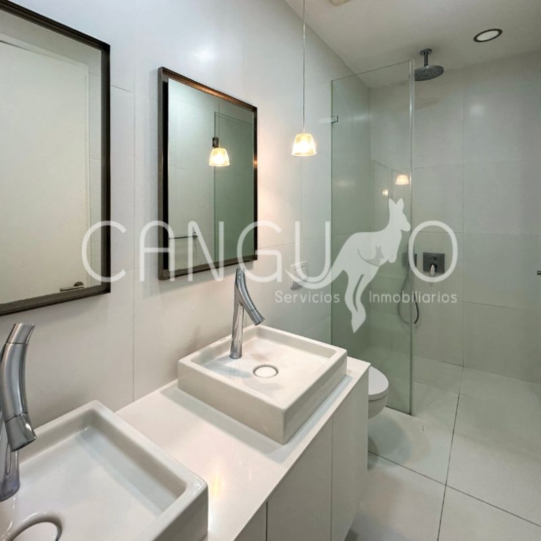 Baño con cortinas de vidrio templado doble lavamanos