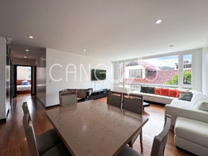 Sala- Comedor Cálido departamento en Monteserrin