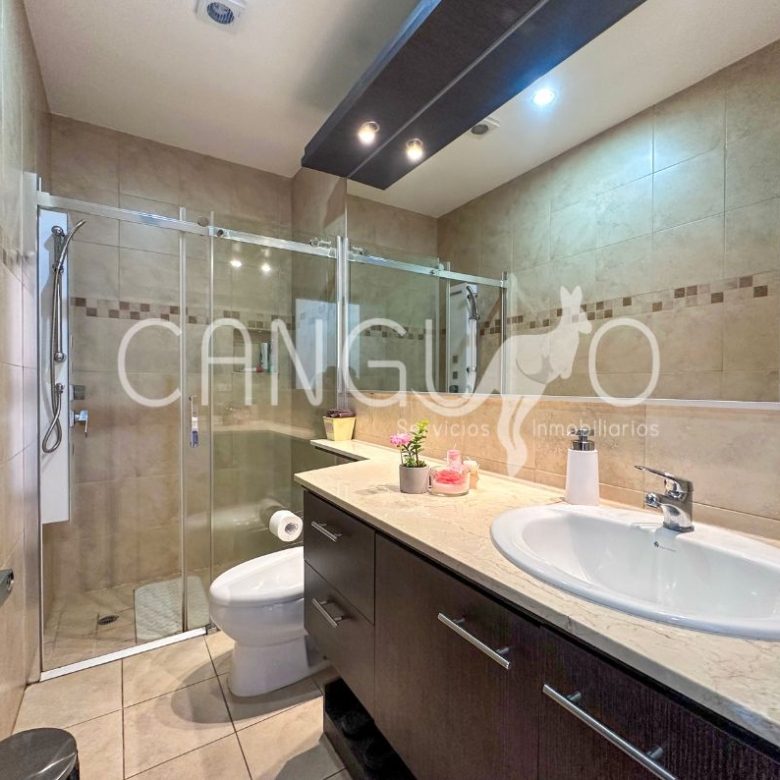 Baño con cortinas de vidrio templado