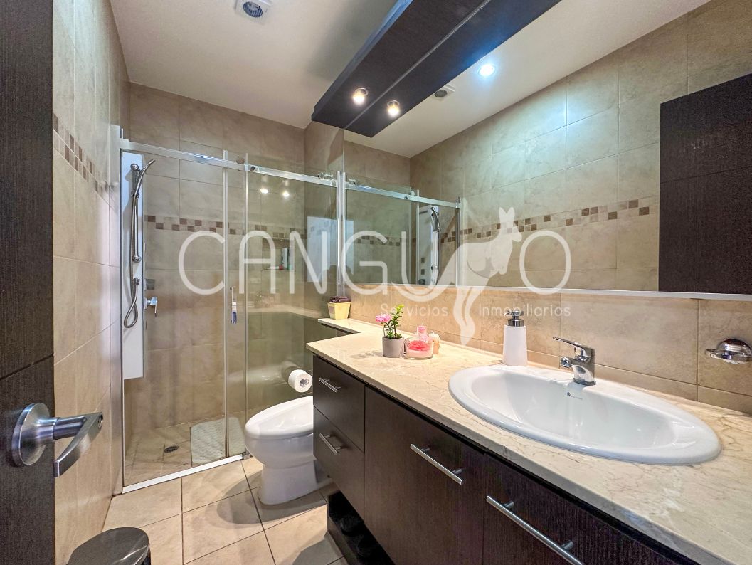 Baño con cortinas de vidrio templado