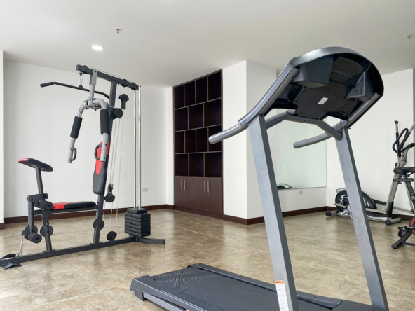 Gimnasio con máquinas