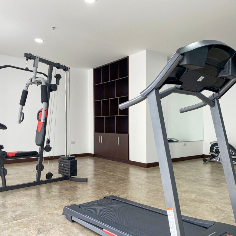 Gimnasio con máquinas