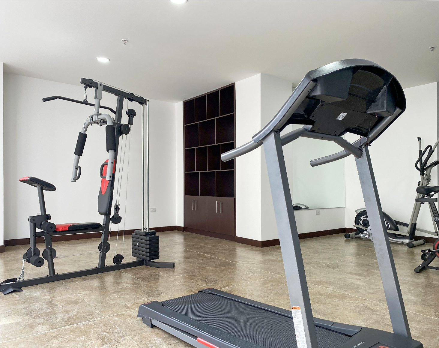 Gimnasio con máquinas