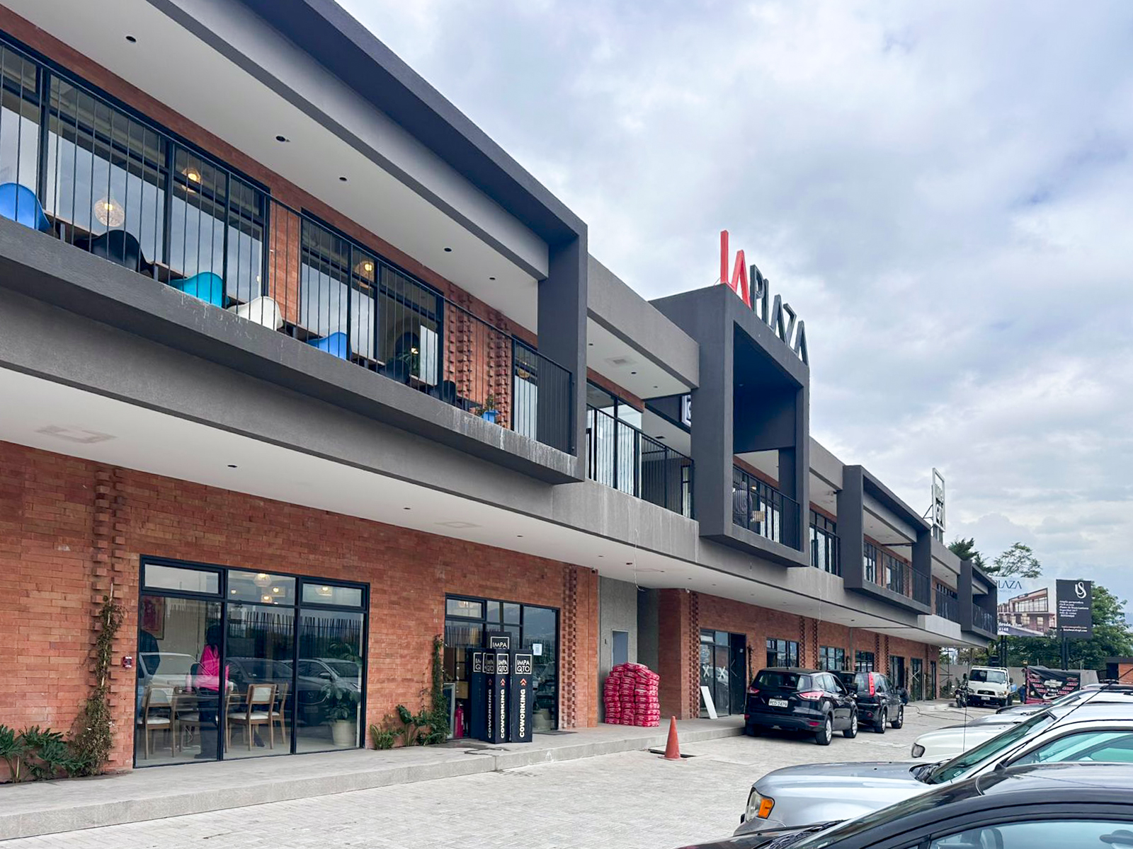 Local Comercial de arriendo en la ruta viva Plaza magnolia Tumbaco