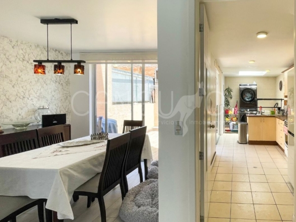 Área social y comedor de casa en venta en Ponceano con acabados modernos y patio posterior