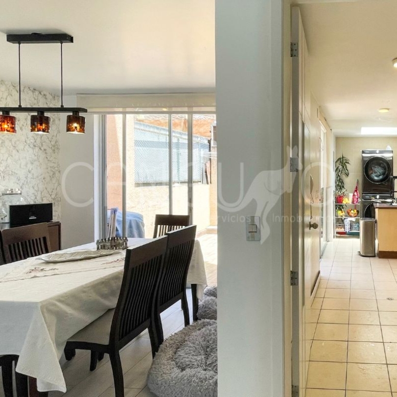 Área social y comedor de casa en venta en Ponceano con acabados modernos y patio posterior