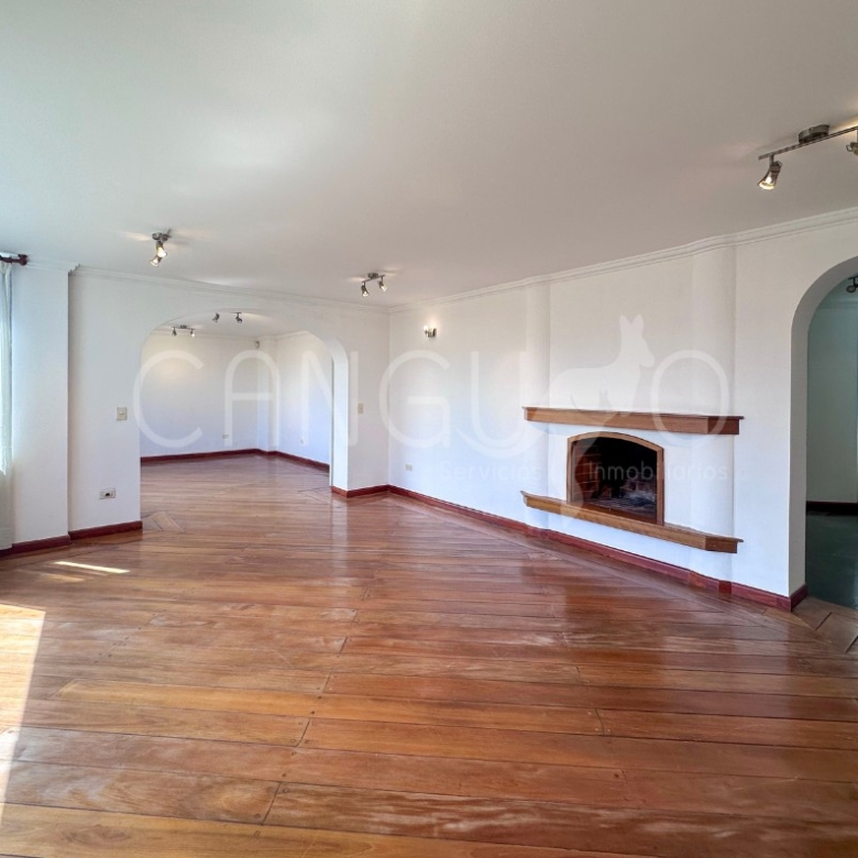 Sala amplia de Departamento en Venta El Condado Quito