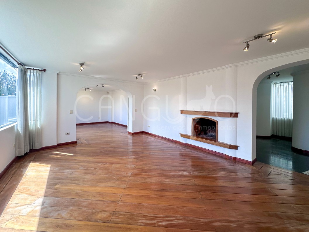 Sala amplia de Departamento en Venta El Condado Quito