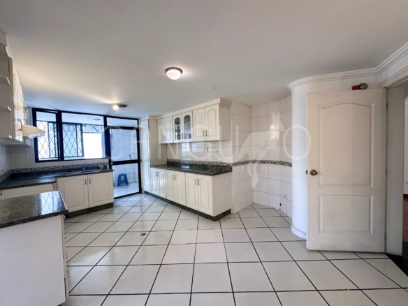 Cocina de Departamento en Venta El Condado Quito con excelente iluminación