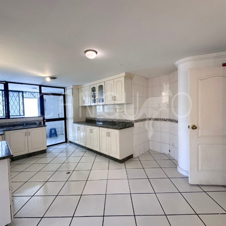 Cocina de Departamento en Venta El Condado Quito con excelente iluminación