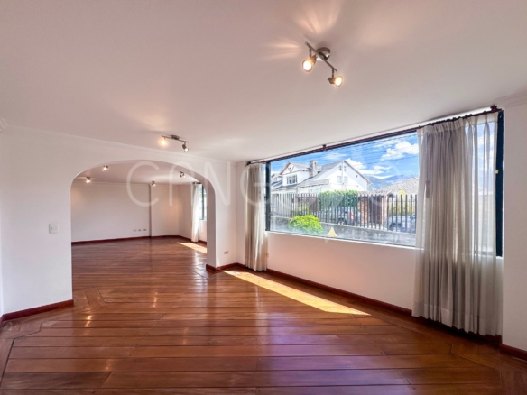 Departamento en Venta El Condado Quito con patio privado y jardín