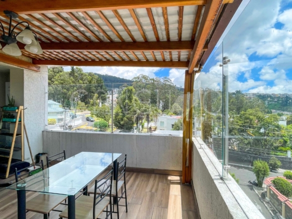 Terraza con pérgola Departamento dúplex en El Condado