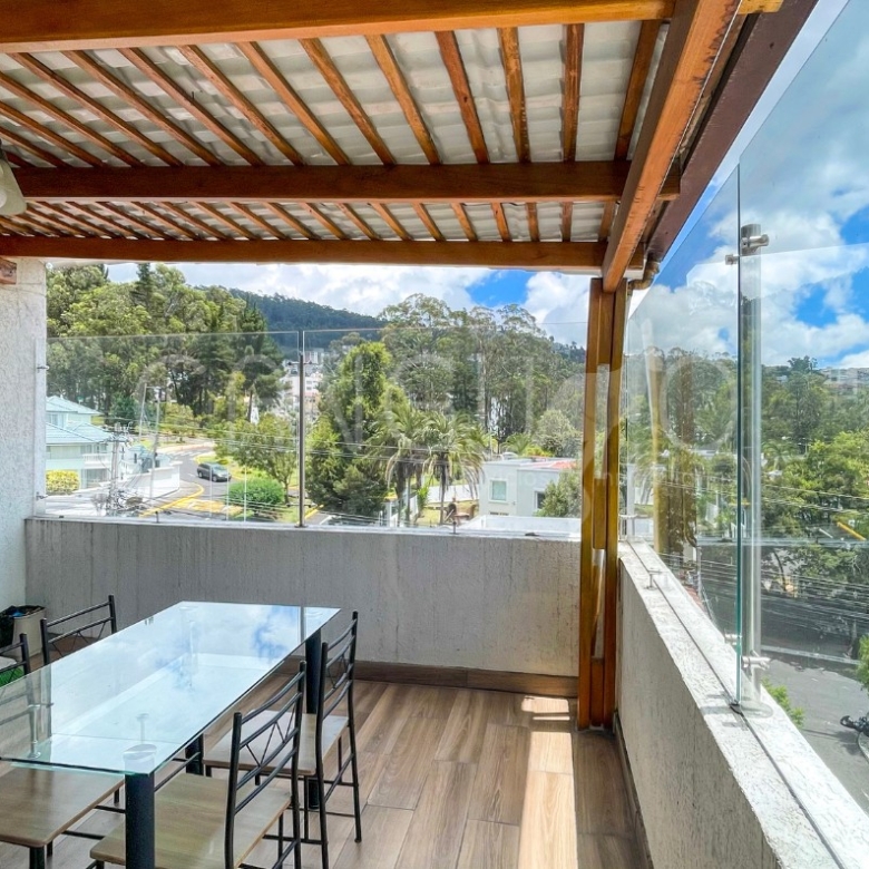 Terraza con pérgola Departamento dúplex en El Condado