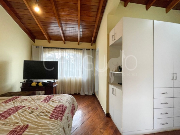 Dormitorio principal con baño privado en casa de El Condado
