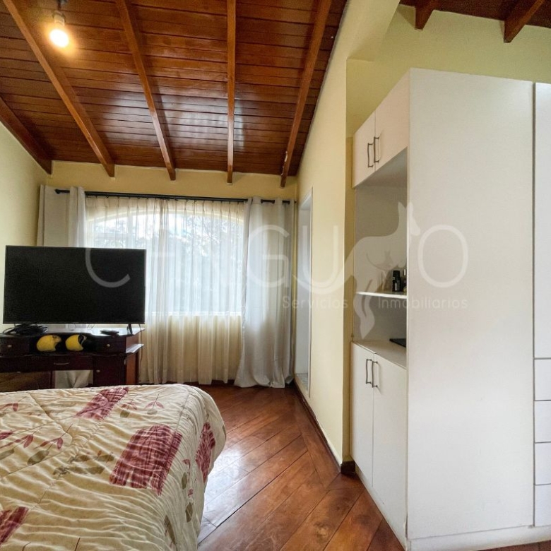 Dormitorio principal con baño privado en casa de El Condado