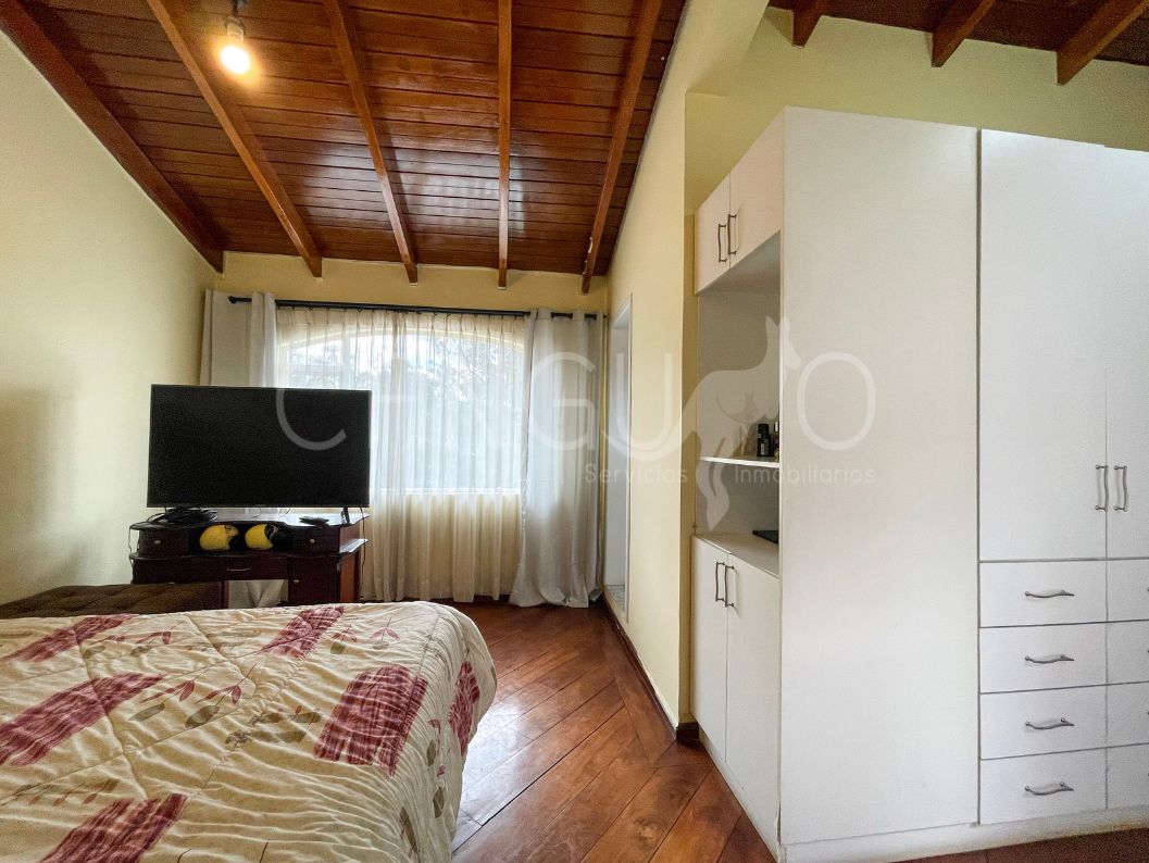 Dormitorio principal con baño privado en casa de El Condado