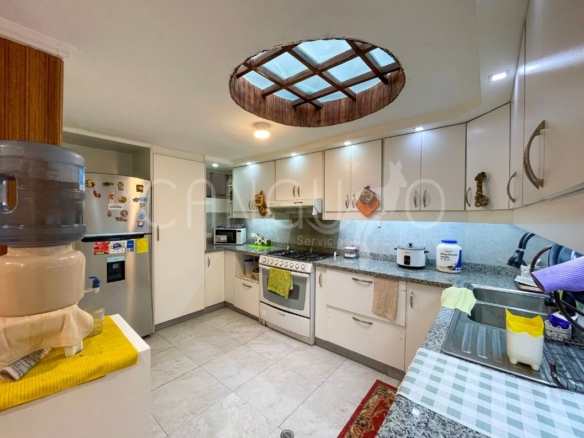 Cocina de casa familiar en Urbanización El Condado Quito