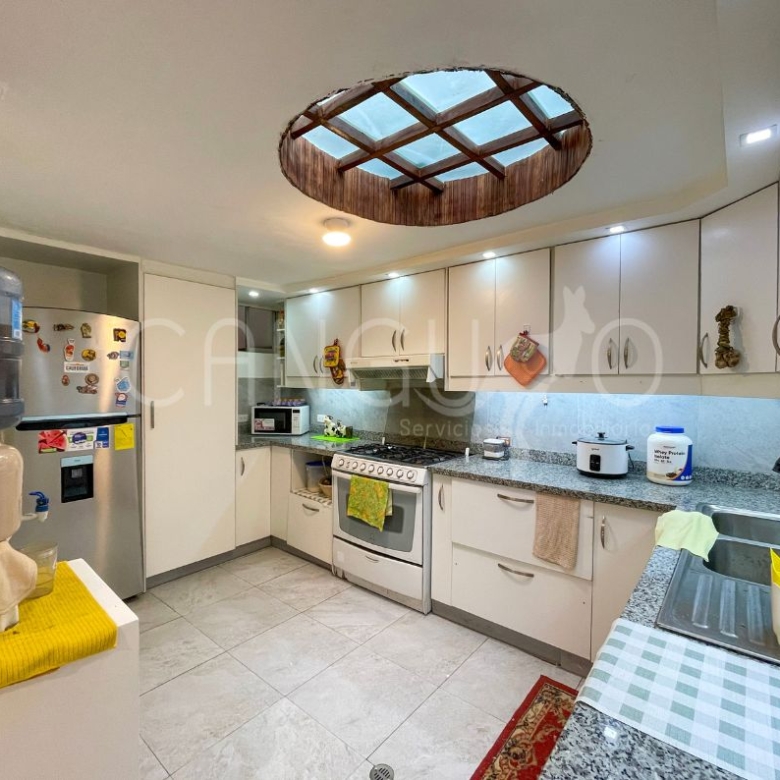 Cocina de casa familiar en Urbanización El Condado Quito