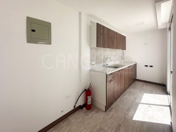 Cocina funcional con muebles altos y bajos