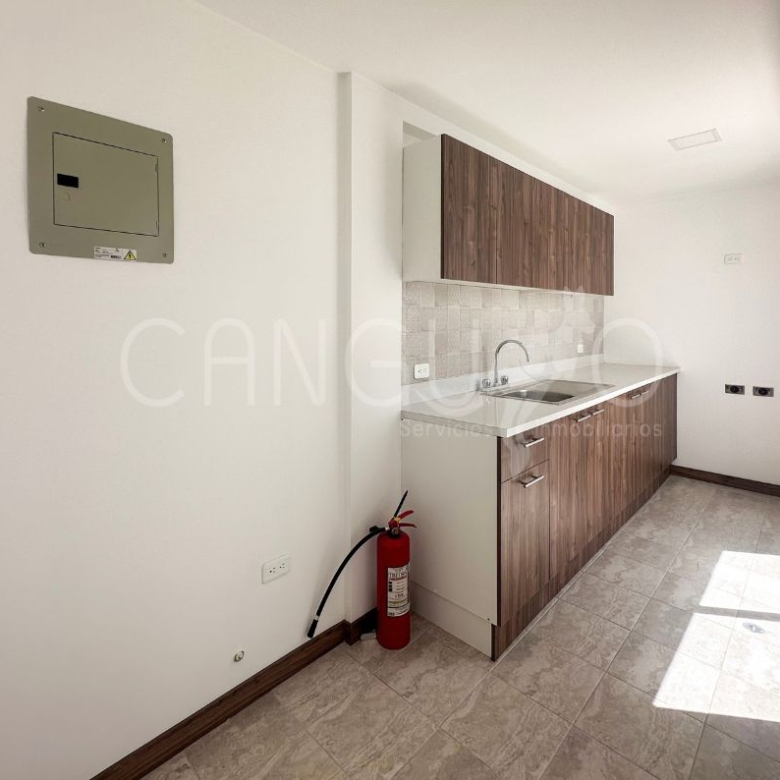 Cocina funcional con muebles altos y bajos