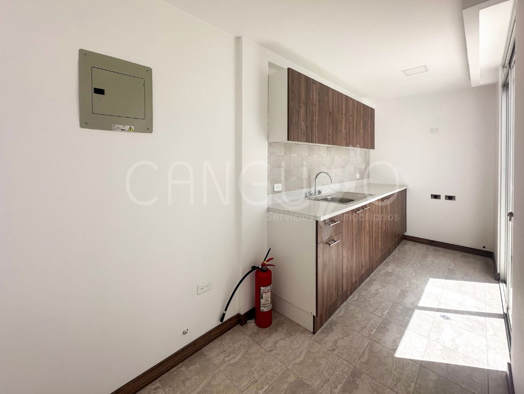 Cocina funcional con muebles altos y bajos