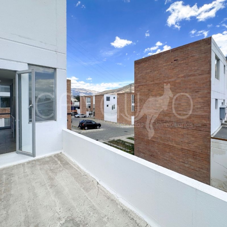 Terraza con vista al conjunto residencial en Pomasqui