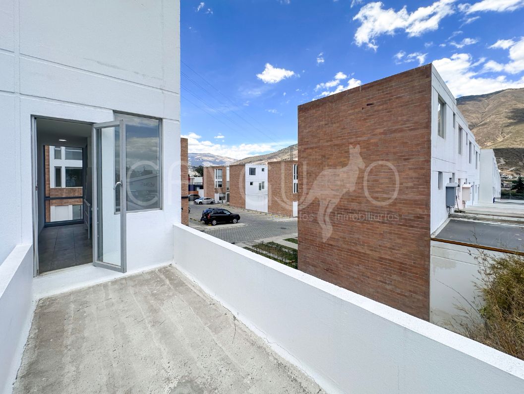 Terraza con vista al conjunto residencial en Pomasqui