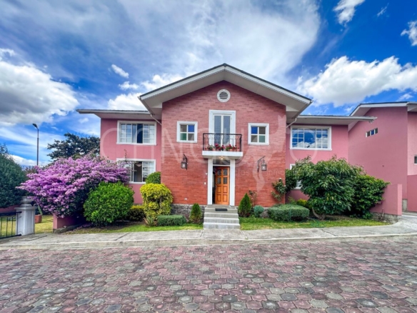Jardín frontal de casa de venta en La Armenia