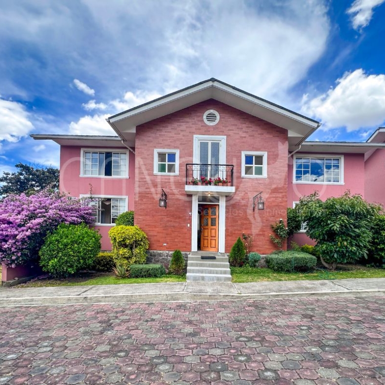 Jardín frontal de casa de venta en La Armenia