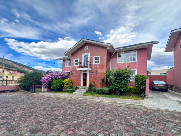 Fachada de casa de 4 dormitorios en La Armenia