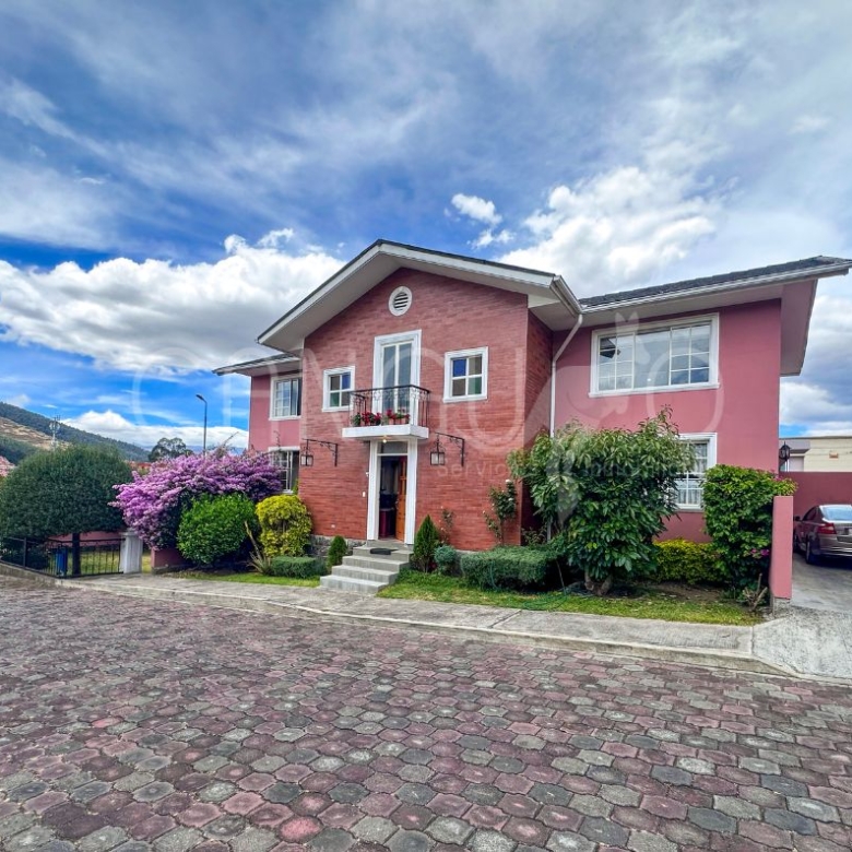 Fachada de casa de 4 dormitorios en La Armenia
