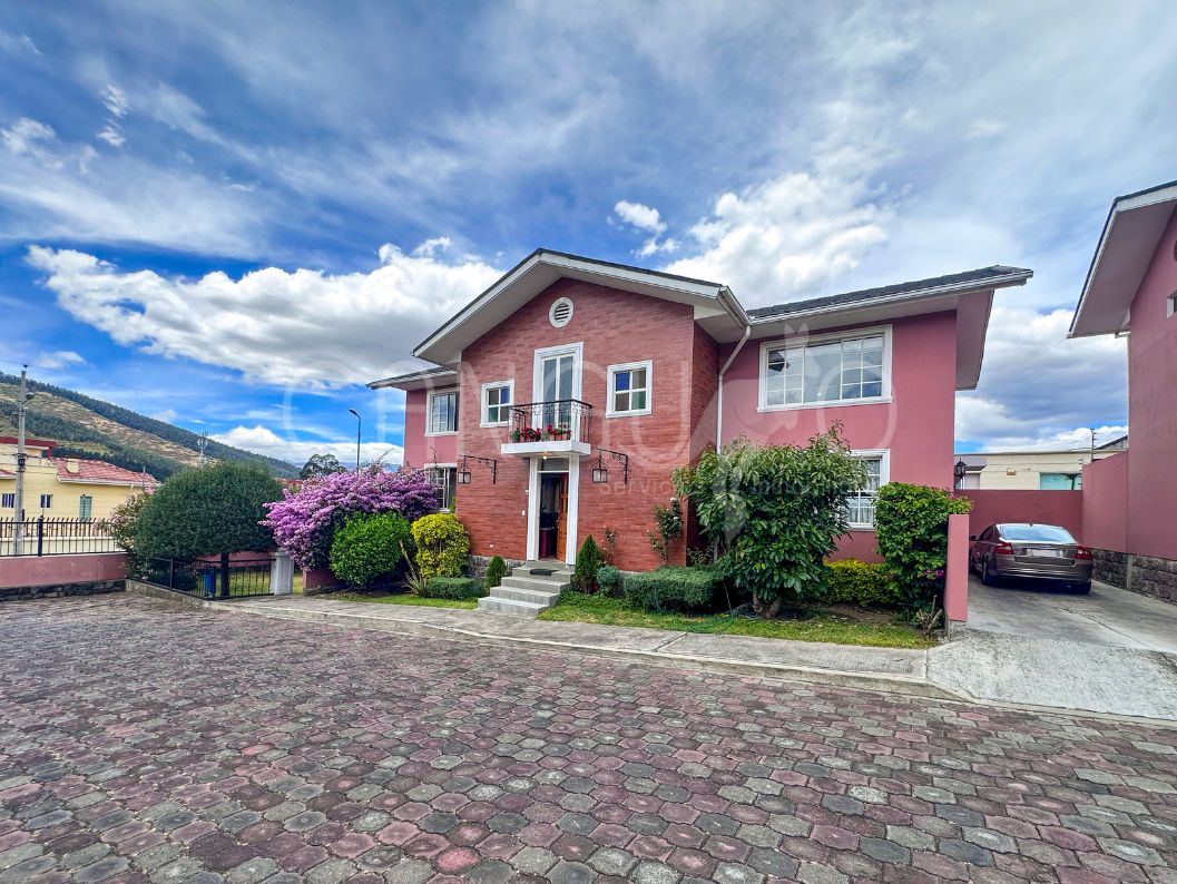 Fachada de casa de 4 dormitorios en La Armenia