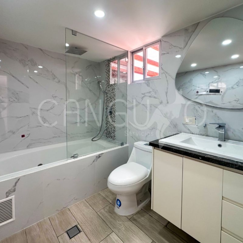 Baño remodelado con cortina de vidrio templado en La Granda Centeno
