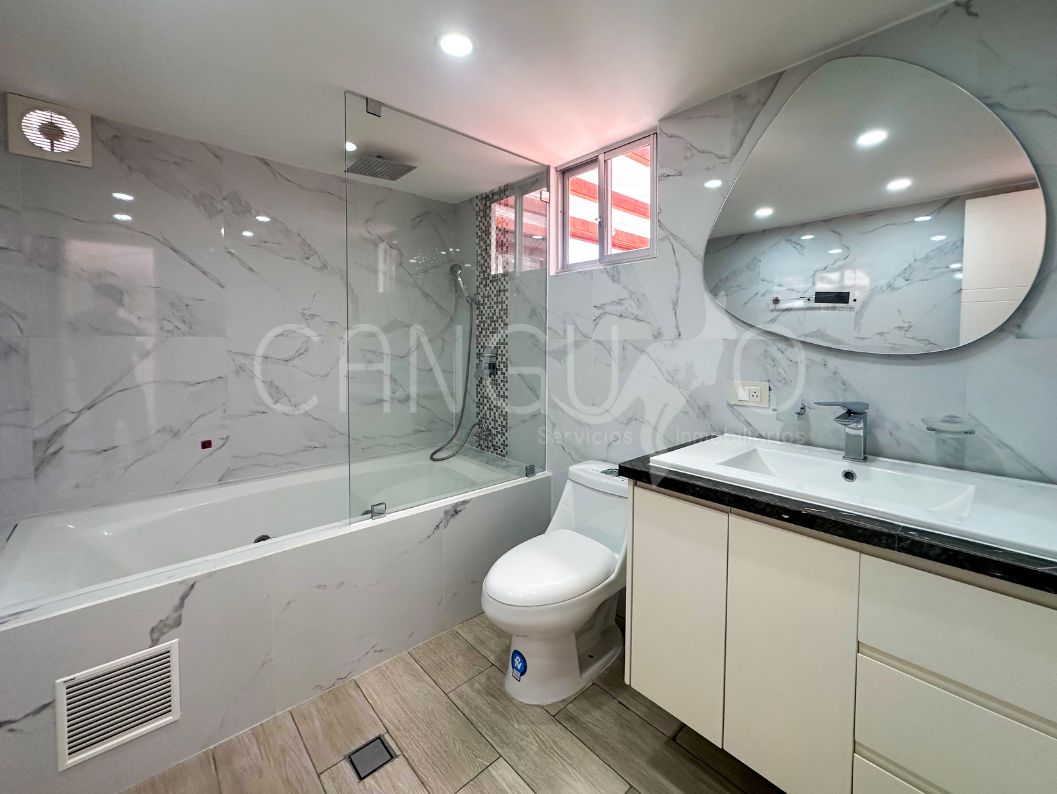 Baño remodelado con cortina de vidrio templado en La Granda Centeno