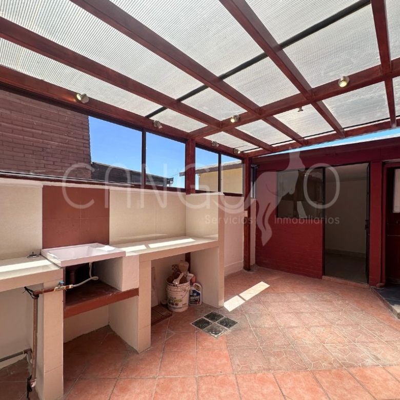 Amplia terraza cubierta con pérgola en departamento de La Granda Centeno
