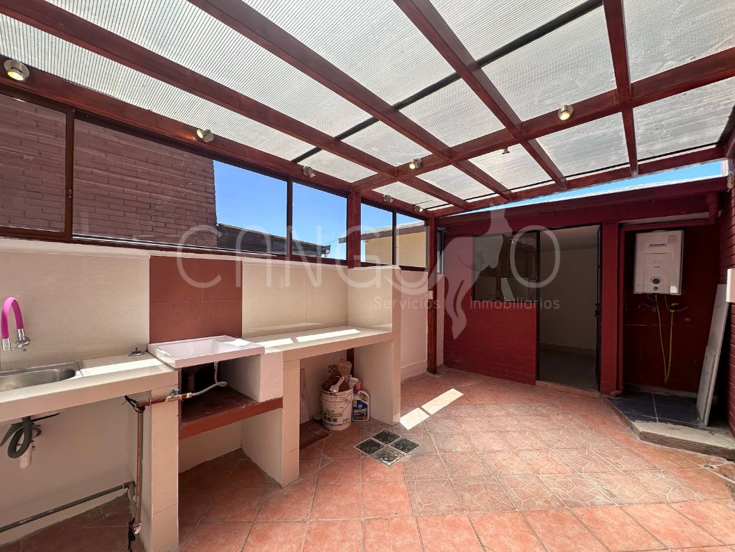 Amplia terraza cubierta con pérgola en departamento de La Granda Centeno