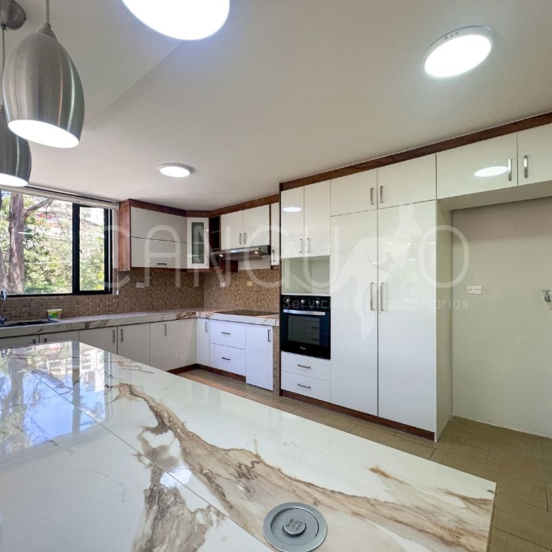 Cocina con mesones de cuarzo de departamento en La Granda Centeno