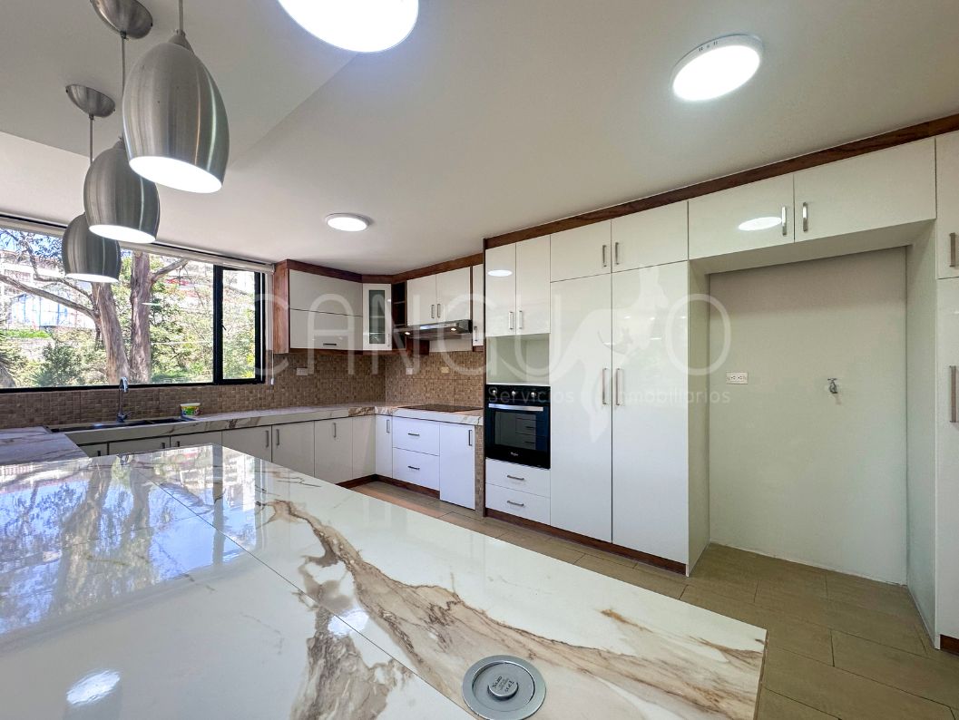 Cocina con mesones de cuarzo de departamento en La Granda Centeno